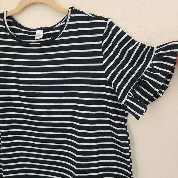 ⭐️40% Off⭐️ Black & White Striped Ruffle Sleeve T-shirt Dress - Picture 4 of 6